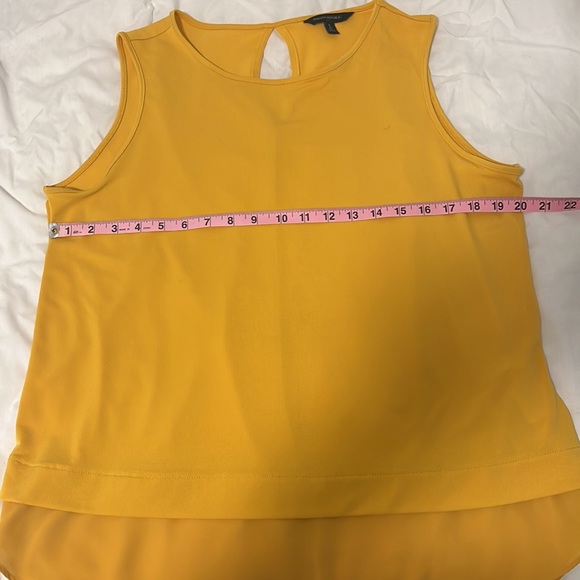 Basic yellow Banana Republic top - Picture 4 of 7